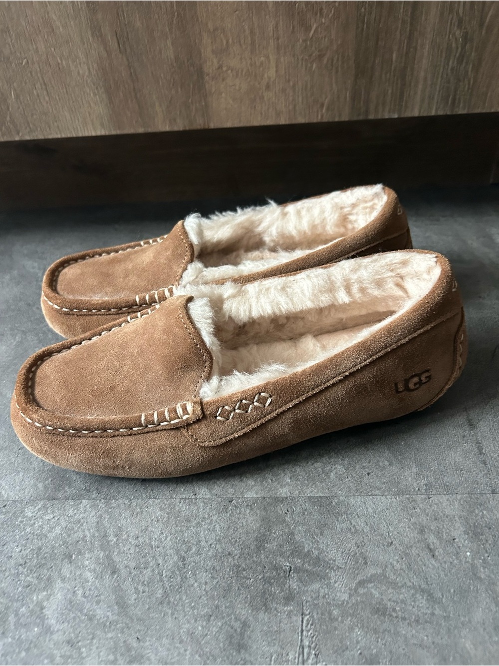 UGG Ansley Moccasin Slip-On Slippers Women’s 8 Chestnut EUC - Picture 4 of 7